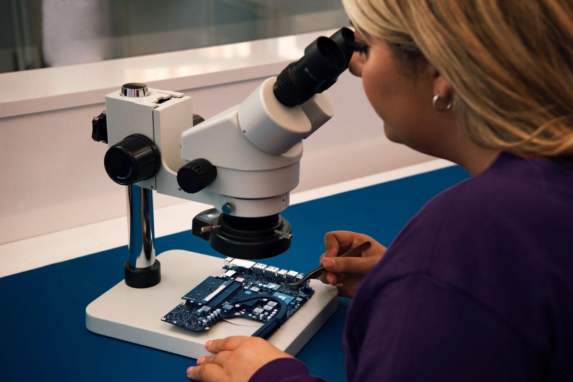 iSmash employee fixing a device