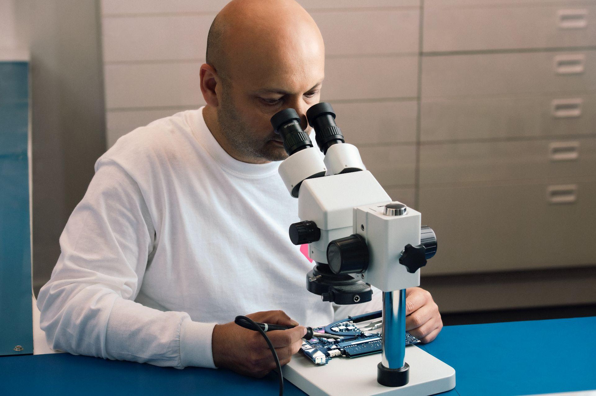 iSmash employee fixing a device