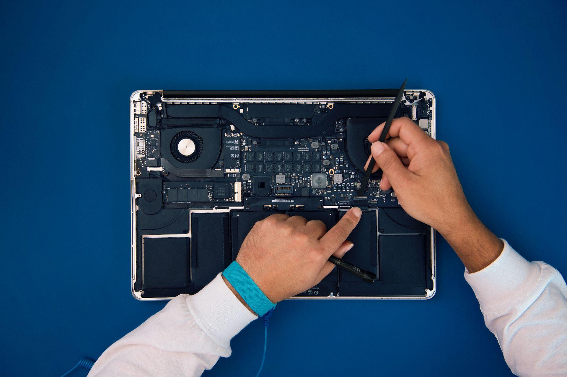 iSmash employee fixing a device