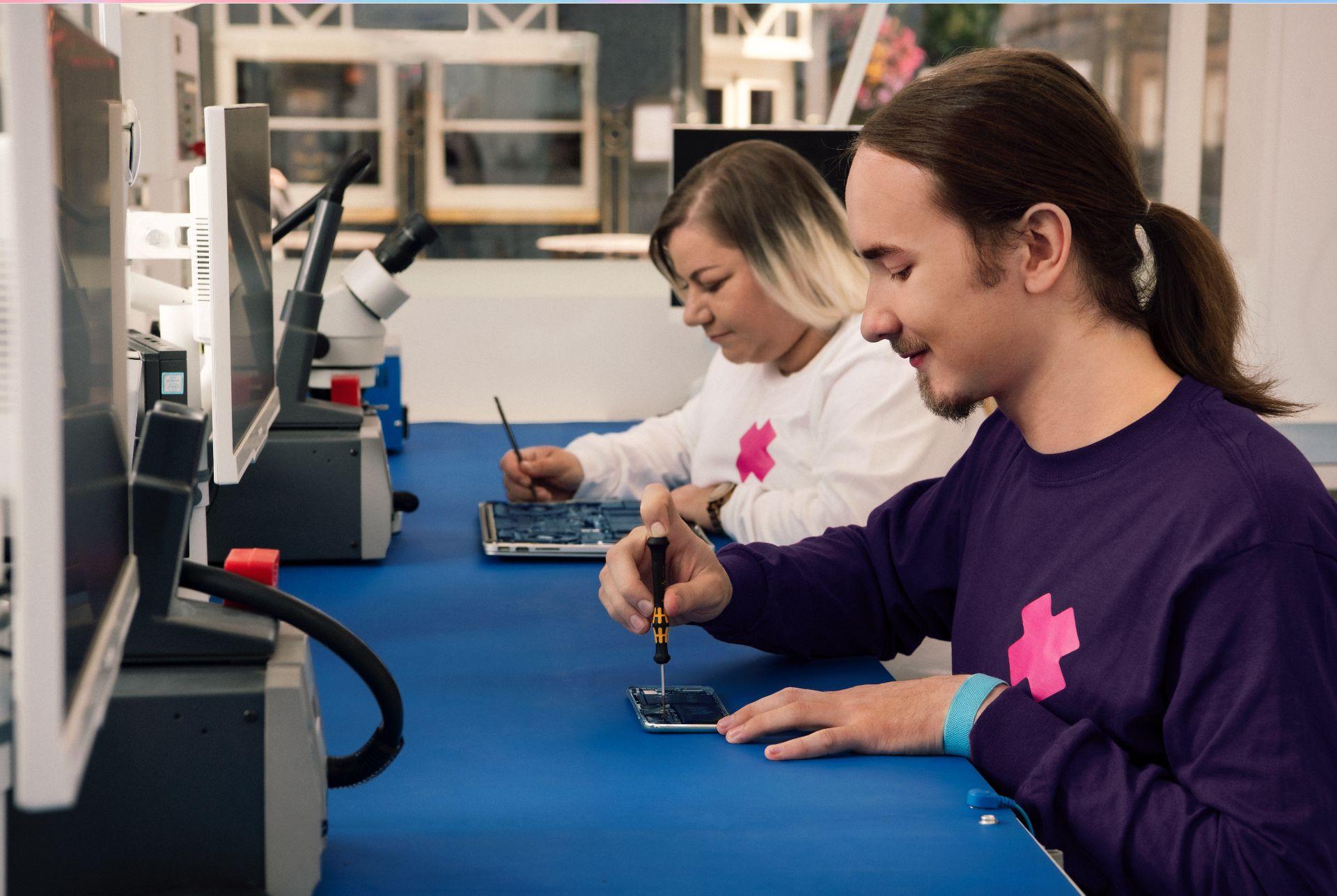 iSmash employee fixing a device