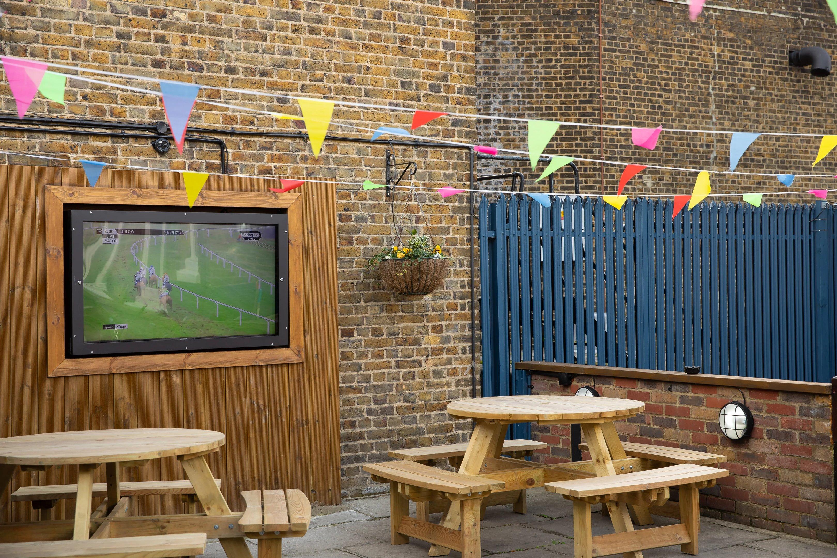 Horse and Groom - Garden TV screen