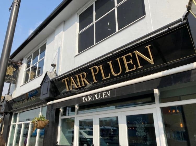 Tair Pluen - External signage