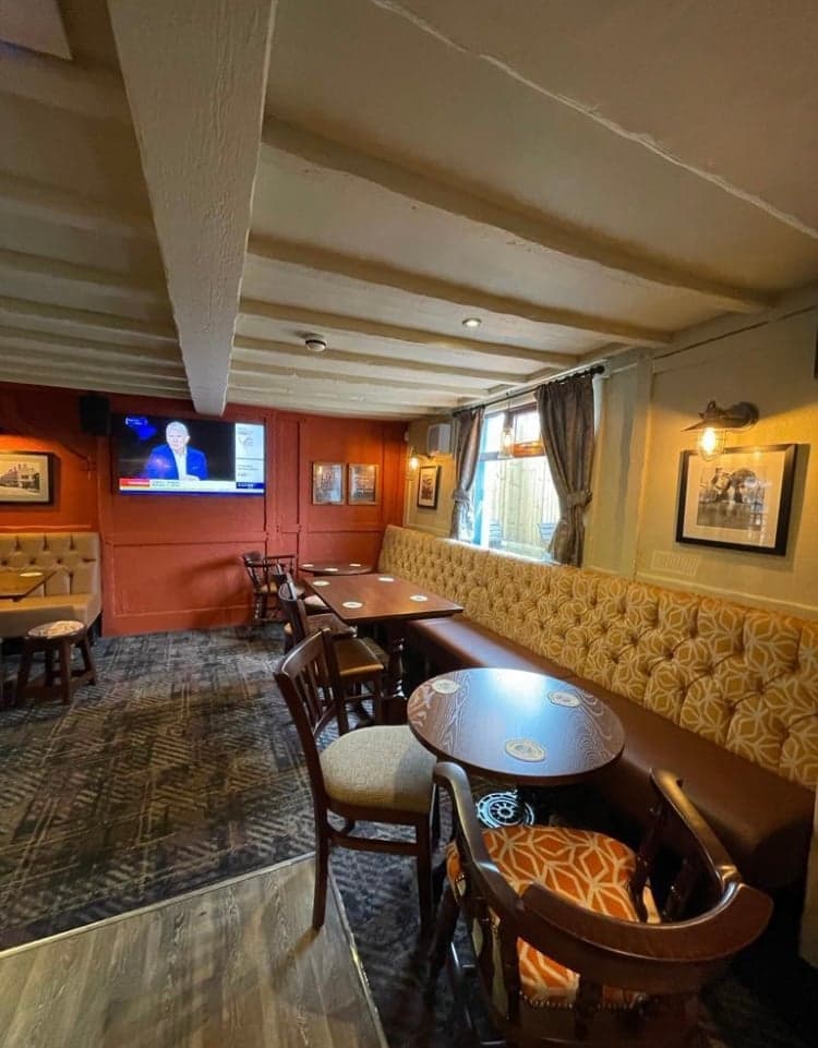 Old Cross - Tables and booths