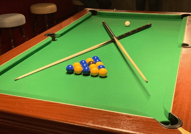 Jolly Carter - Pool table