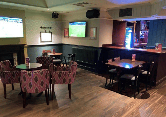 Grand Junction - Tables with screens