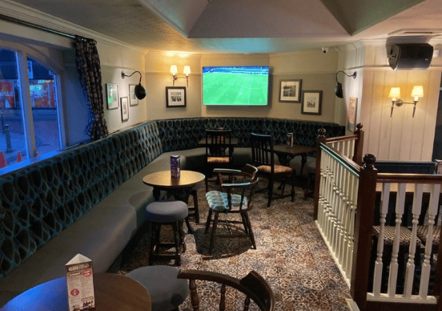 Grand Junction - Tables and booths