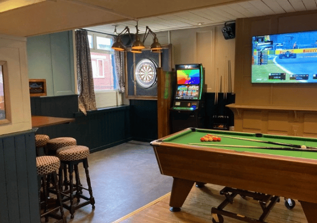 Old Original Bay Horse - Play pool