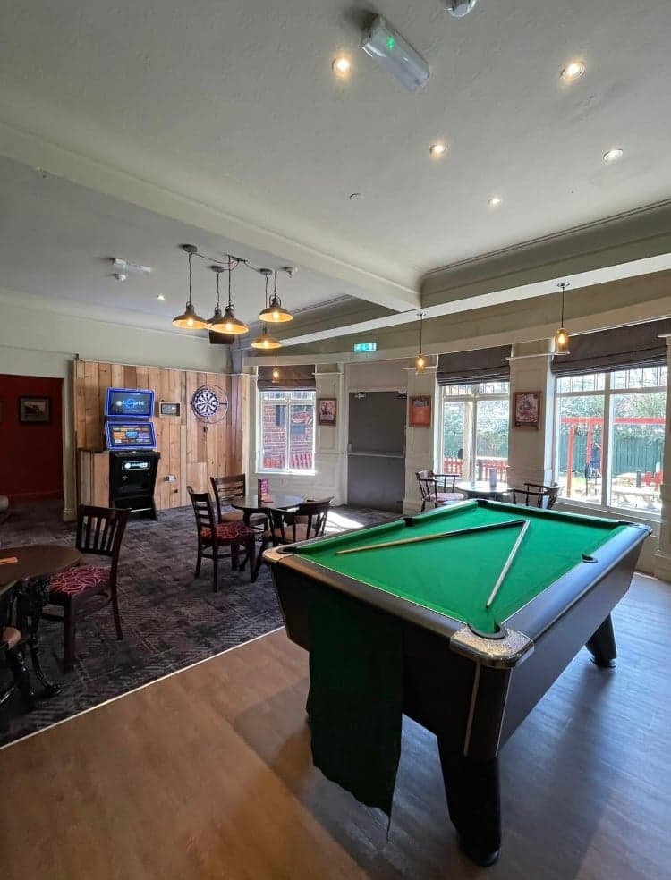 Jolly Angler - Pool table