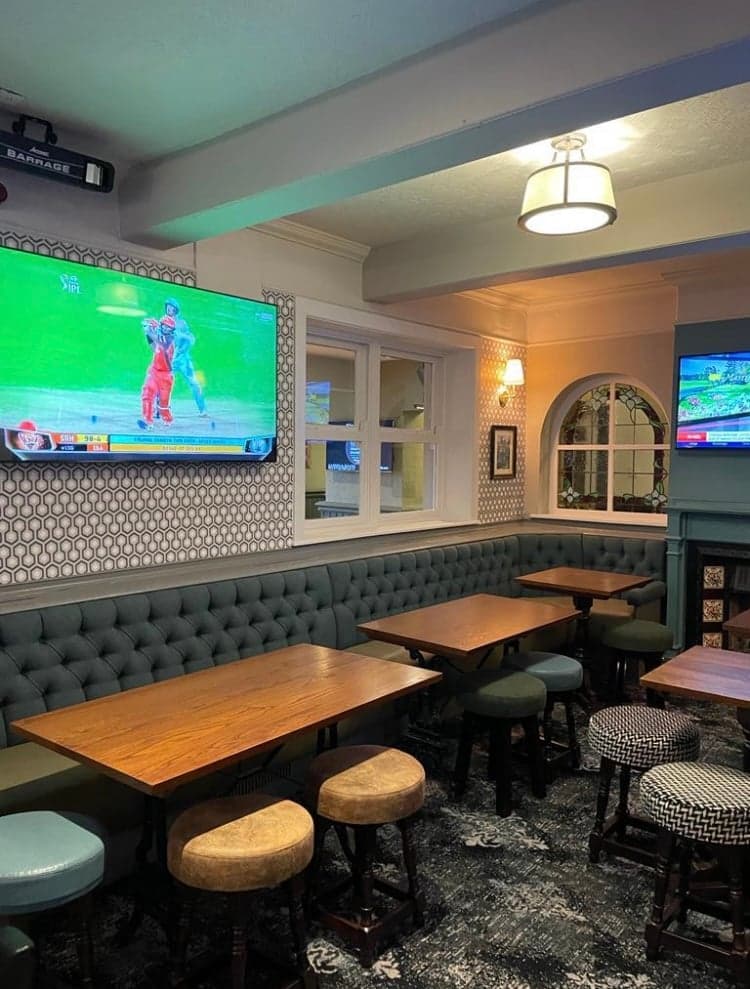 Kings Arms - Booths with TV