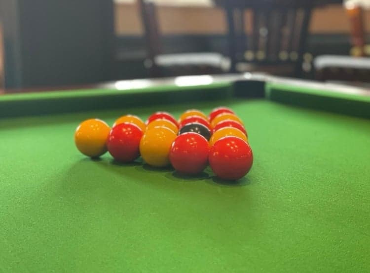 Black Bull Inn - Play pool