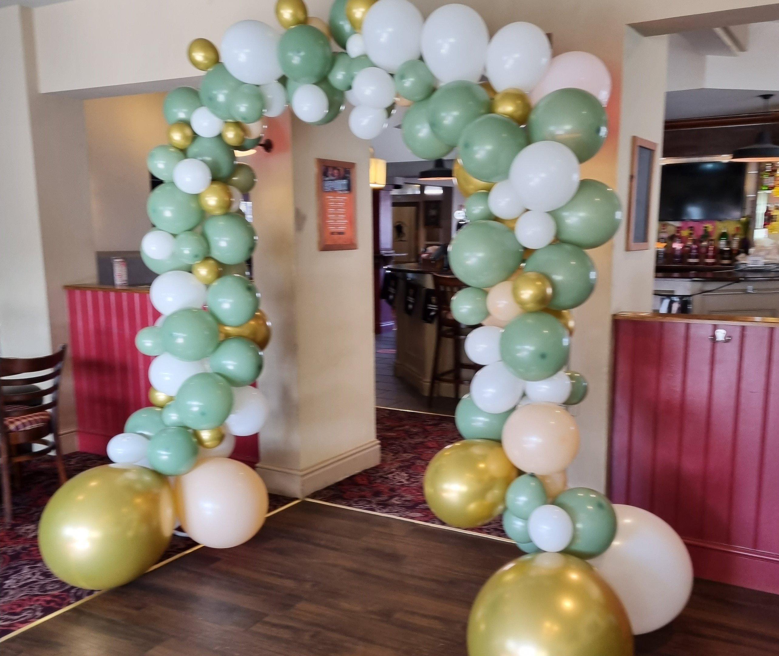 Sloop Inn - Balloon arch
