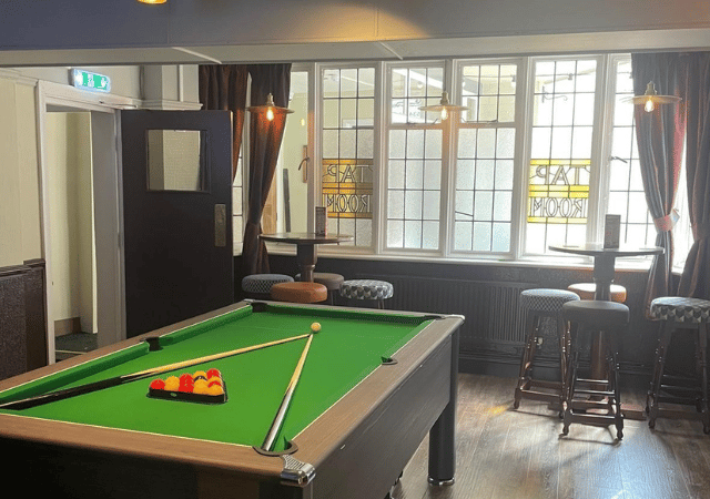 Market Inn - Pool table