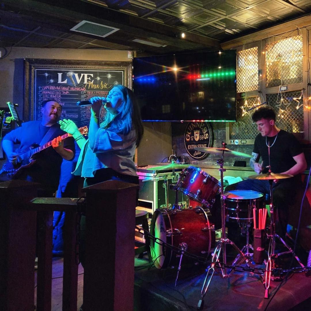 Bandeoke at Finnegans Wake