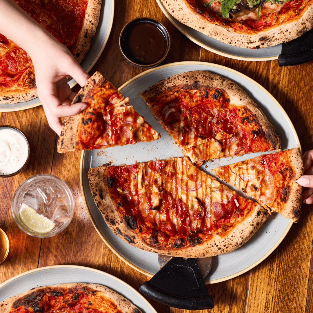 2 PEOPLE SHARING A PIZZA