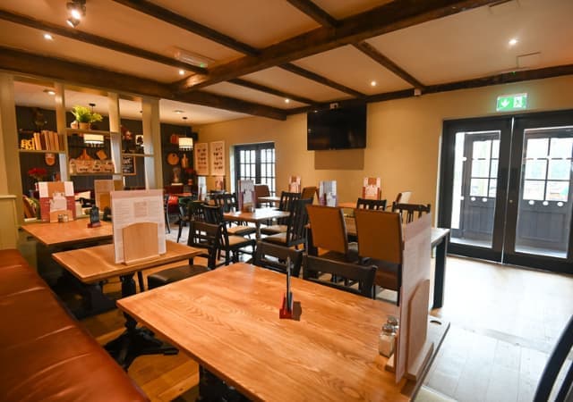 Pubs serving cask ale near me | Farmhouse New Waltham