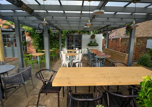 Pubs with beer gardens in New Waltham | Farmhouse