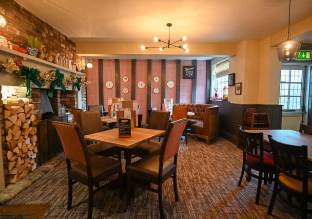 Pubs serving food in New Waltham | Farmhouse