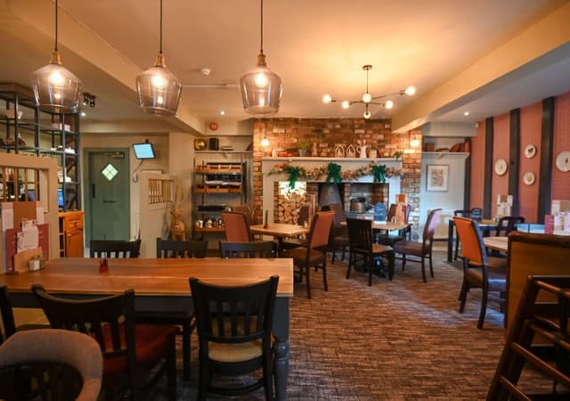 Pubs serving cask ale in New Waltham | Farmhouse