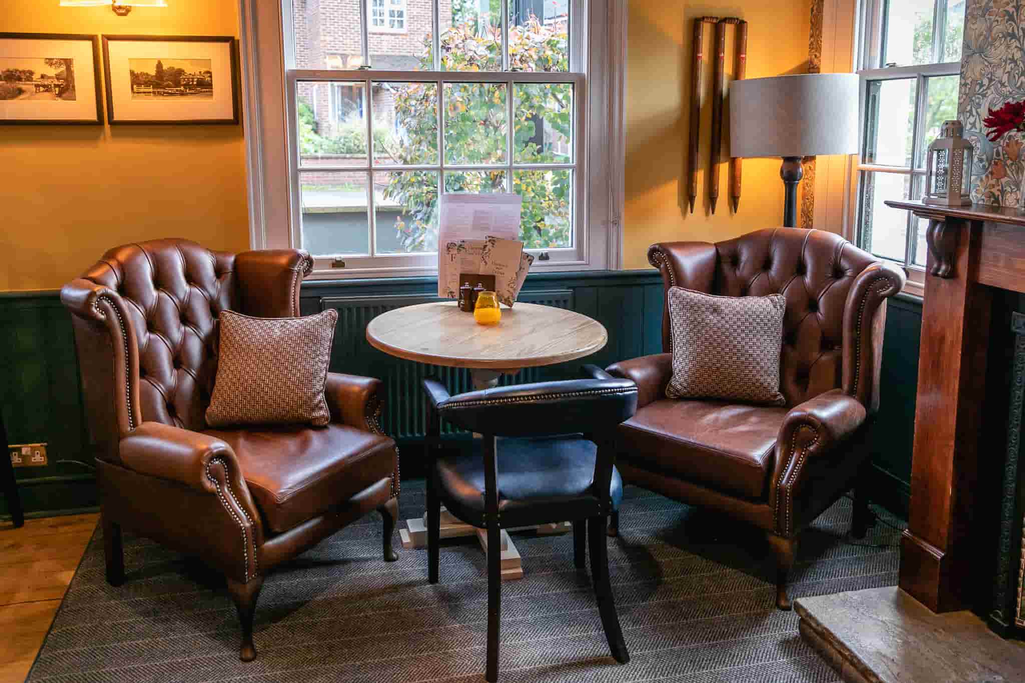 The Cricketers, Row Town