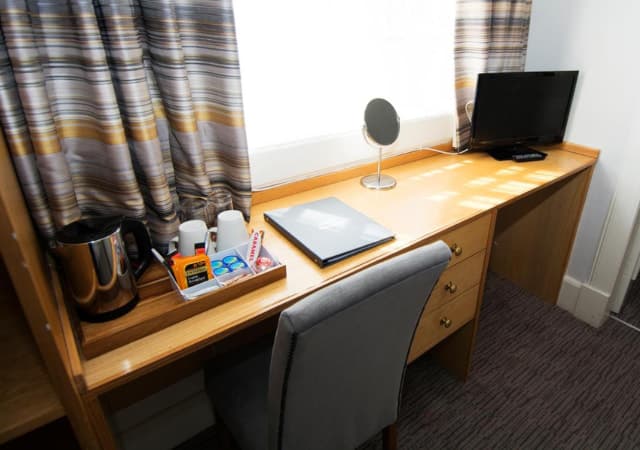 Tullie Inn Bedroom Desk