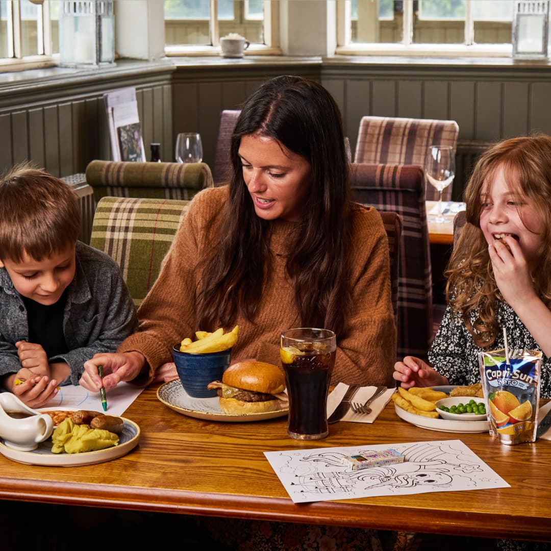 Parent eating with children in a pub