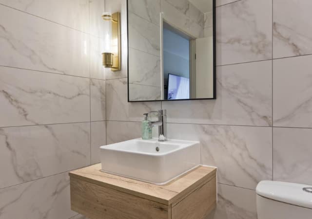 Blue Bell Hotel En-Suite Bathroom