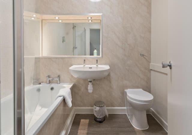 Blue Bell Hotel En-Suite Bathroom