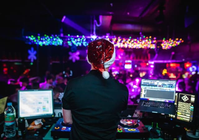DJ